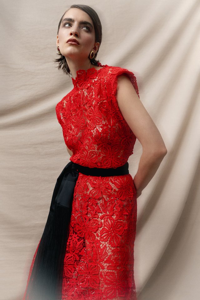Model mit roter Spitze und schwarzer Schleife