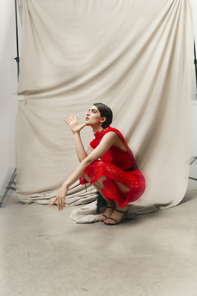 Model met rood kant en metallic laarzen
