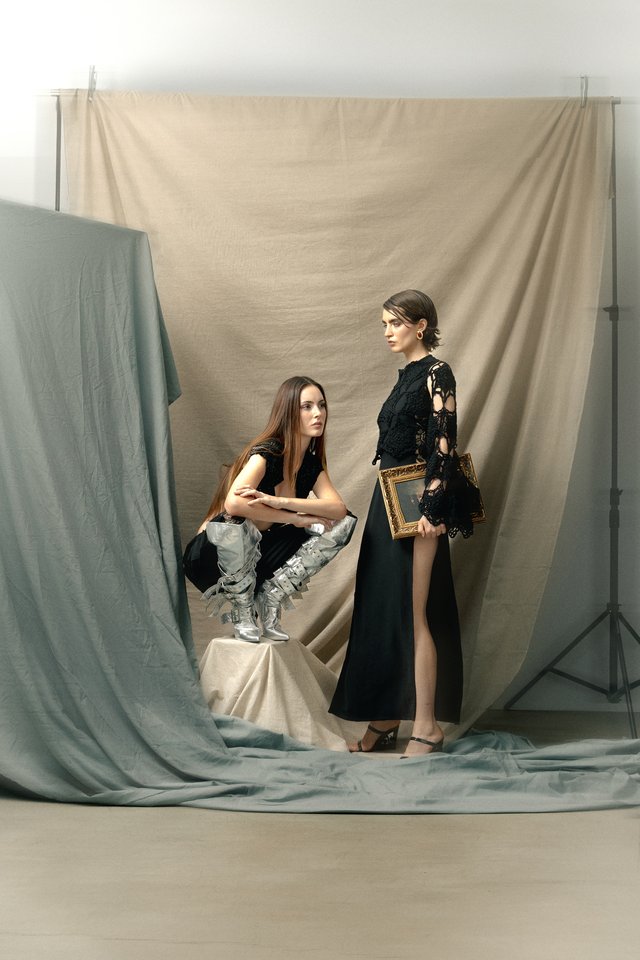 Twee modellen met zwarte kleding en een metallic broek