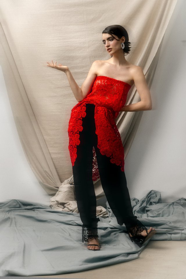 Model met rood kant over een zwarte broek