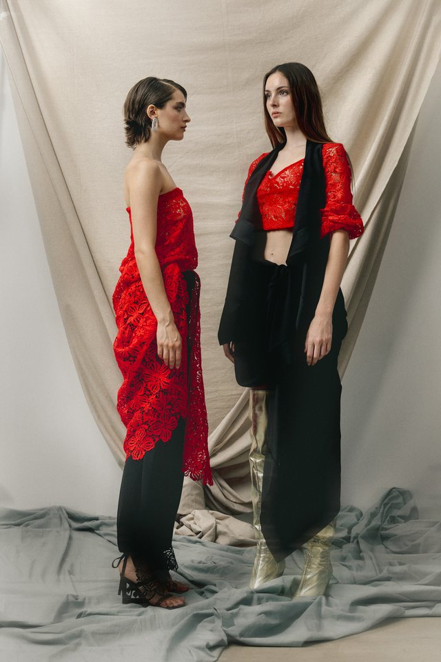 Twee modellen met rood kant en zwarte kleding